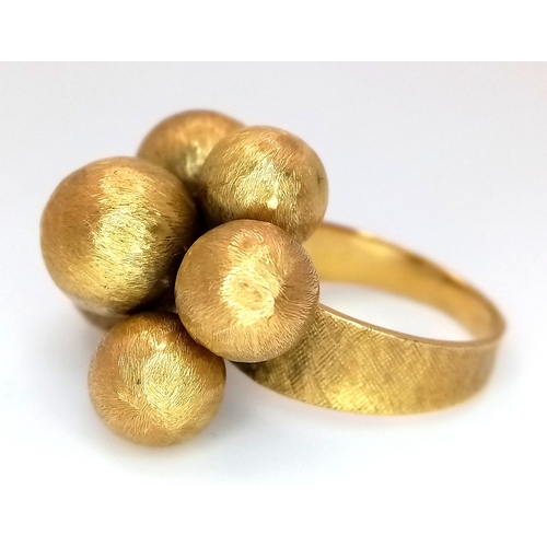 1010 - An 18K Yellow Gold Ornate Ball Ring. Different sized brushed gold balls. Size L. 8.45g.