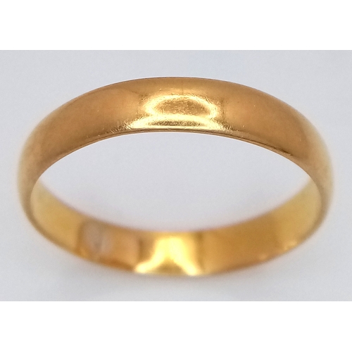 1060 - A 22K GOLD BAND RING.  3.6g. Size T.