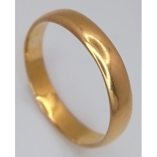 1060 - A 22K GOLD BAND RING.  3.6g. Size T.