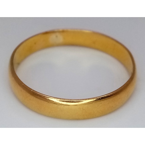 1060 - A 22K GOLD BAND RING.  3.6g. Size T.