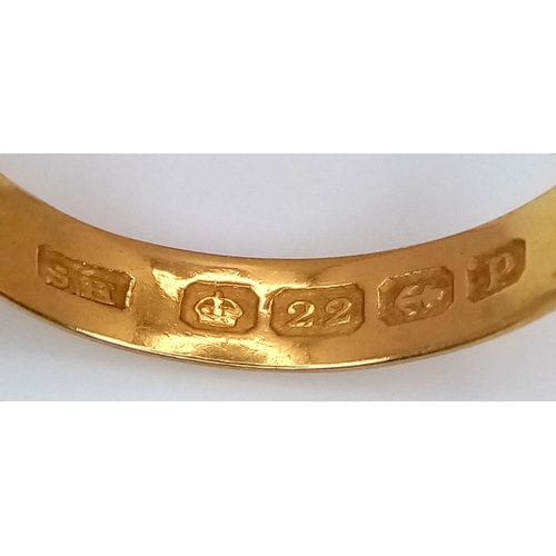 1060 - A 22K GOLD BAND RING.  3.6g. Size T.