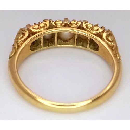 1088 - AN 18K GOLD RING IN CLASSIC STYLE WITH 5 PEARLS SET TO TOP. 5.4g. Size O.