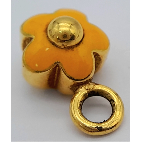 1102 - AN 18K GOLD CHARM OR PENDANT WITH ATTRACTIVE YELLOW ENAMEL FLOWER. 3.5g.