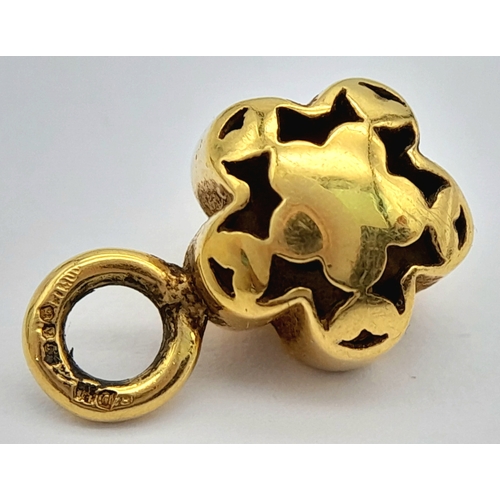 1102 - AN 18K GOLD CHARM OR PENDANT WITH ATTRACTIVE YELLOW ENAMEL FLOWER. 3.5g.