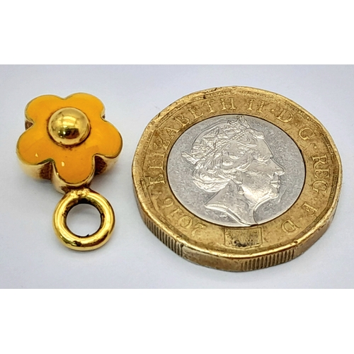 1102 - AN 18K GOLD CHARM OR PENDANT WITH ATTRACTIVE YELLOW ENAMEL FLOWER. 3.5g.