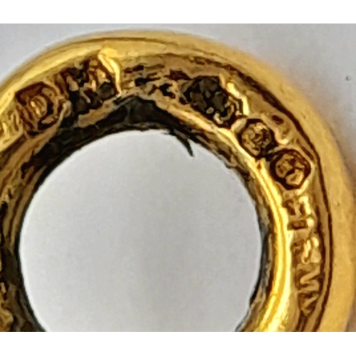 1102 - AN 18K GOLD CHARM OR PENDANT WITH ATTRACTIVE YELLOW ENAMEL FLOWER. 3.5g.