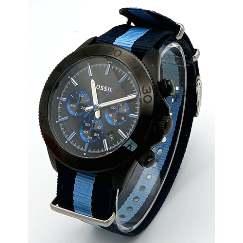 1092 - A FOSSIL, RETRO TRAVELLER, CHRONOGRAPH, MATERIAL STRAP WATCH, WITH ORIGINAL STRAP. IN FULL WORKING O... 