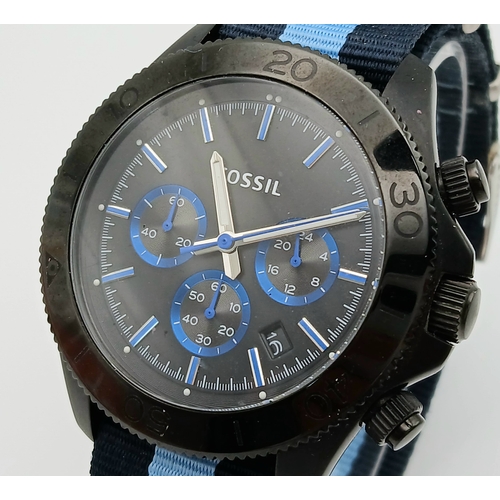 1092 - A FOSSIL, RETRO TRAVELLER, CHRONOGRAPH, MATERIAL STRAP WATCH, WITH ORIGINAL STRAP. IN FULL WORKING O... 