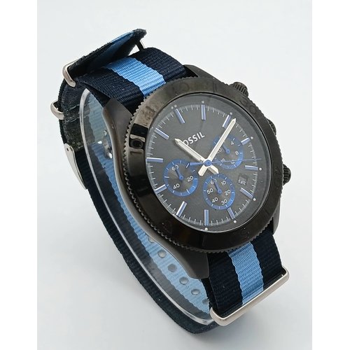 1092 - A FOSSIL, RETRO TRAVELLER, CHRONOGRAPH, MATERIAL STRAP WATCH, WITH ORIGINAL STRAP. IN FULL WORKING O... 