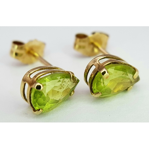 543 - A Pretty Pair of 9 Carat Gold Tear Drop Cut Peridot Stud Earrings. The Earrings are Set with 7mm Lon... 