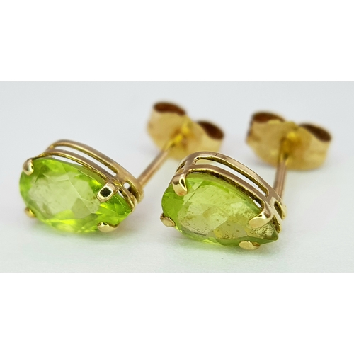 543 - A Pretty Pair of 9 Carat Gold Tear Drop Cut Peridot Stud Earrings. The Earrings are Set with 7mm Lon... 