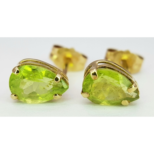 543 - A Pretty Pair of 9 Carat Gold Tear Drop Cut Peridot Stud Earrings. The Earrings are Set with 7mm Lon... 
