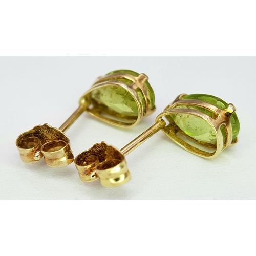 543 - A Pretty Pair of 9 Carat Gold Tear Drop Cut Peridot Stud Earrings. The Earrings are Set with 7mm Lon... 