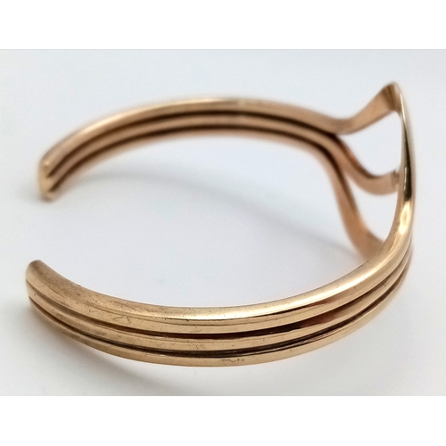 1108 - A 9K Yellow Gold Swirl Cuff Bangle. 22.65g.