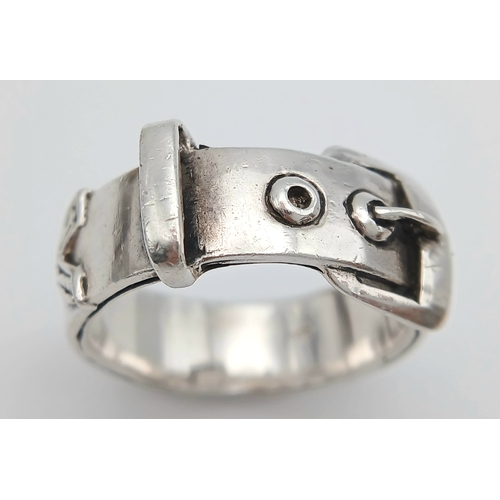 1008 - A STERLING SILVER, BUCKLE RING. 9.6G, SIZE V. A/S RED 1