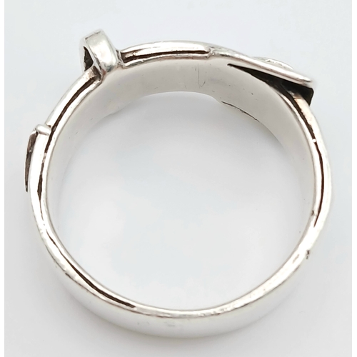 1008 - A STERLING SILVER, BUCKLE RING. 9.6G, SIZE V. A/S RED 1