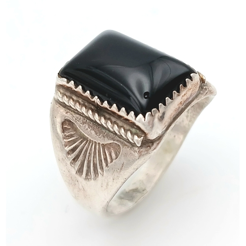 1022 - A STERLING SILVER, ONYX SET, SIGNET RING. 8G, SIZE Q 1/2. A/S RED 3