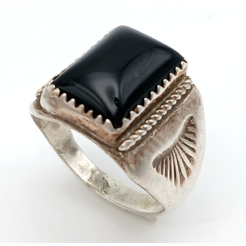 1022 - A STERLING SILVER, ONYX SET, SIGNET RING. 8G, SIZE Q 1/2. A/S RED 3