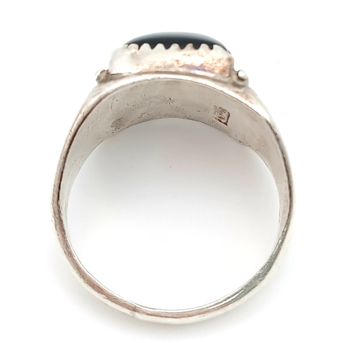 1022 - A STERLING SILVER, ONYX SET, SIGNET RING. 8G, SIZE Q 1/2. A/S RED 3