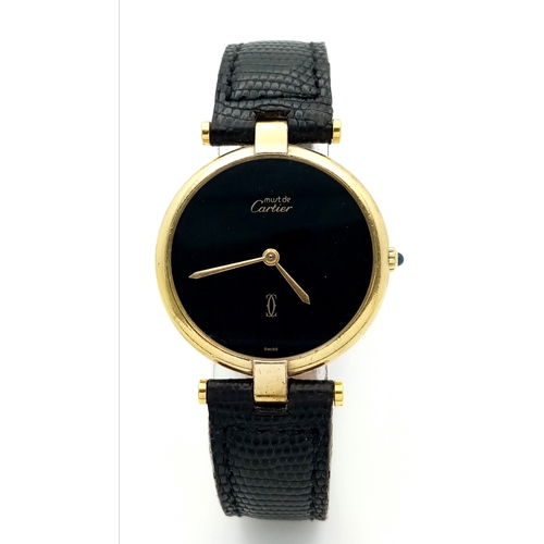 1101 - A FABULOUS LADIES CARTIER 'MUST DE CARTIER' WATCH. QUARTZ MOVEMENT WITH A GOLD PLATED SILVER CASE - ... 