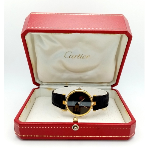 1101 - A FABULOUS LADIES CARTIER 'MUST DE CARTIER' WATCH. QUARTZ MOVEMENT WITH A GOLD PLATED SILVER CASE - ... 