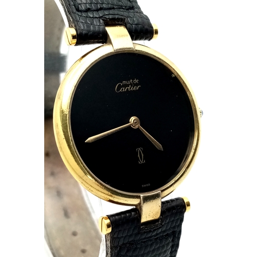 1101 - A FABULOUS LADIES CARTIER 'MUST DE CARTIER' WATCH. QUARTZ MOVEMENT WITH A GOLD PLATED SILVER CASE - ... 