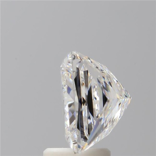 524 - A 4.23ct Princess Cut Lab-Grown Diamond. Colour E, clarity VVS2. IGI certified. Cert no: LG728580028... 