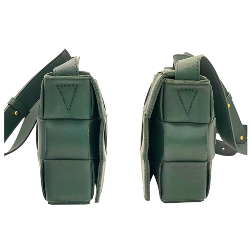 551 - A Bottega Veneta Green Intrecciato Leather Shoulder Bag. Green leather exterior with a gold-toned ha... 