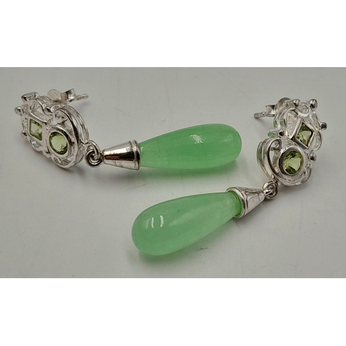 1043 - A PAIR OF STERLING SILVER, JADE AND PERIDOT SET, DROP EARRINGS. 6.9G.