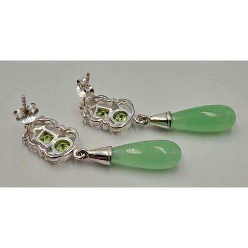 1043 - A PAIR OF STERLING SILVER, JADE AND PERIDOT SET, DROP EARRINGS. 6.9G.