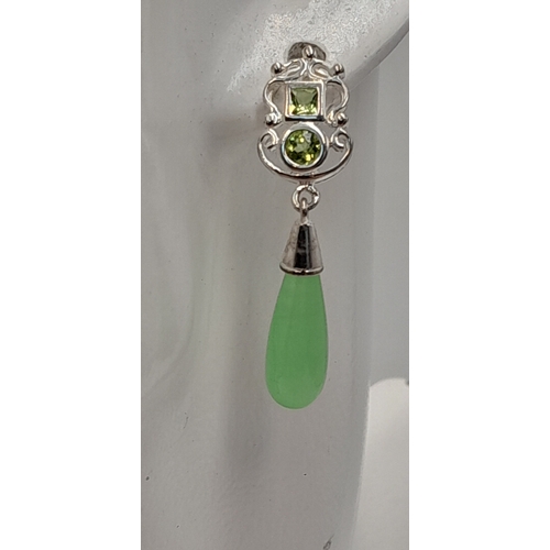 1043 - A PAIR OF STERLING SILVER, JADE AND PERIDOT SET, DROP EARRINGS. 6.9G.