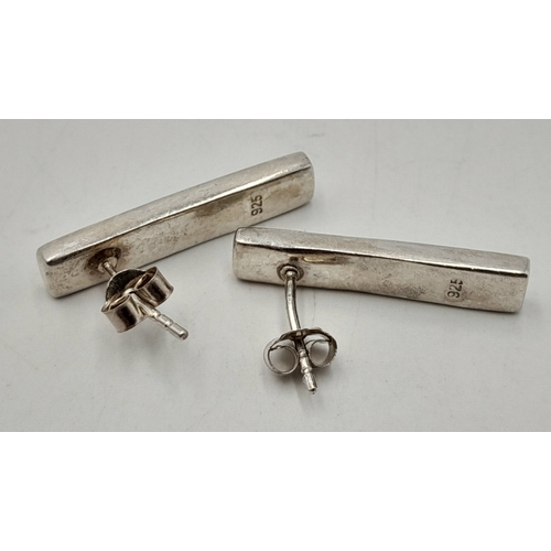 1050 - A PAIR OF STERLING SILVER, MOTHER OF PEARL INLAY SET, DROP EARRINGS. 4.9G. S/A 1585 - 4