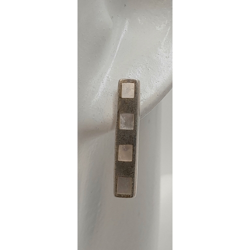1050 - A PAIR OF STERLING SILVER, MOTHER OF PEARL INLAY SET, DROP EARRINGS. 4.9G. S/A 1585 - 4