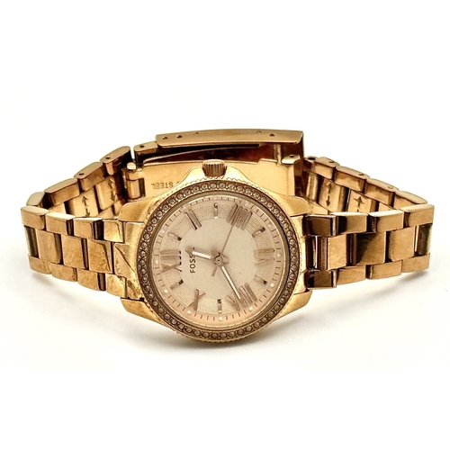 1085 - A FOSSIL, ROSE GOLD TONE, STONE SET, BRACELET WATCH. IN FULL WORKING ORDER. NEW BATTERY FITTED RECEN... 