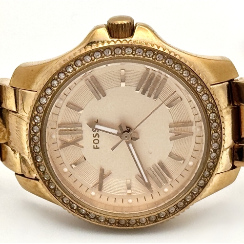 1085 - A FOSSIL, ROSE GOLD TONE, STONE SET, BRACELET WATCH. IN FULL WORKING ORDER. NEW BATTERY FITTED RECEN... 
