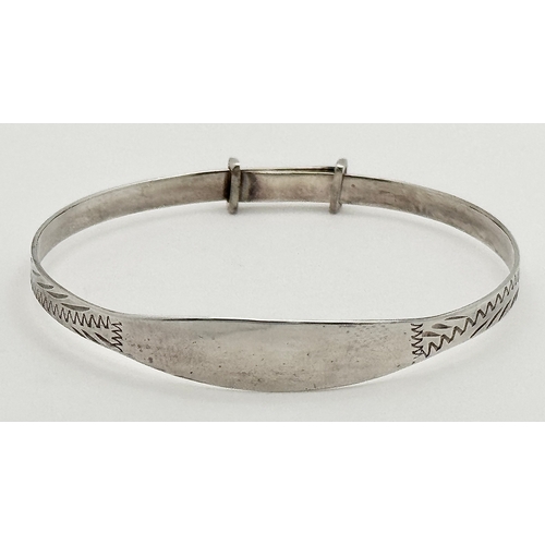 546 - Genuine ‘Trevor Hobbs’  Designer  SILVER BABIES BANGLE. (Ideal Christening Gift). New with Case. Ple... 