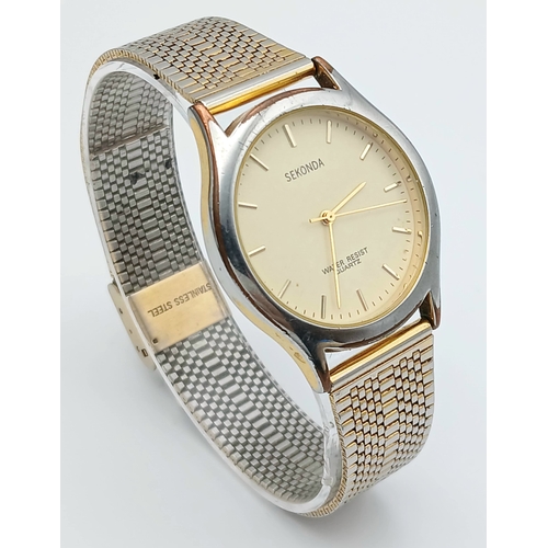 560 - Gentleman’s SEKONDA QUARTZ WRISTWATCH. Finished in Stainless Steel with quality Mesh Bracelet Strap.... 