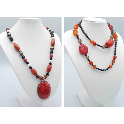 1086 - 2x fashion red bead necklaces.
Comprising one necklace with red stone beads, mixed decorative beads ... 
