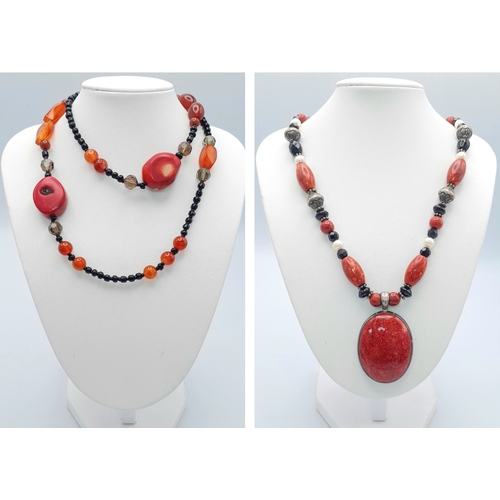 1086 - 2x fashion red bead necklaces.
Comprising one necklace with red stone beads, mixed decorative beads ... 