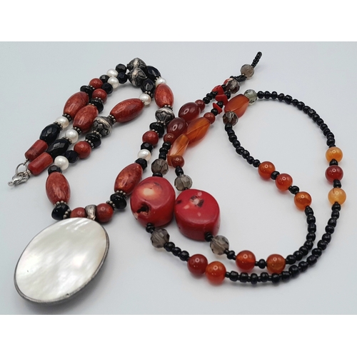 1086 - 2x fashion red bead necklaces.
Comprising one necklace with red stone beads, mixed decorative beads ... 
