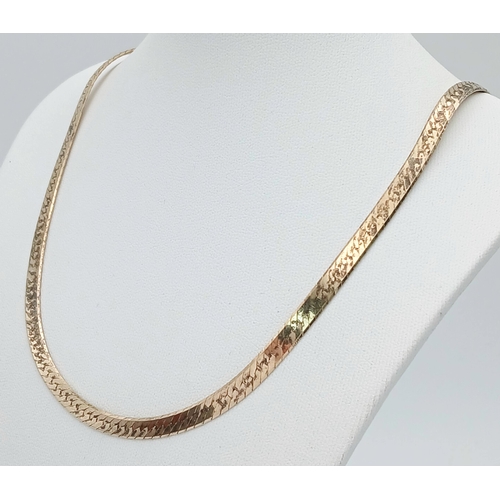 1079 - A 925 Italy silver necklace.
Comprising a flat herringbone style chain with textured finish and lobs... 