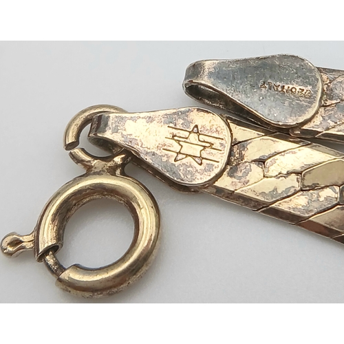 1079 - A 925 Italy silver necklace.
Comprising a flat herringbone style chain with textured finish and lobs... 