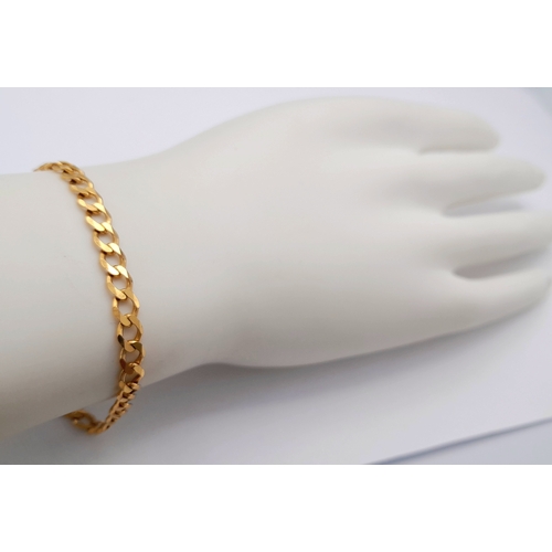 370 - A 9K Yellow Gold Flat Curb Link Bracelet. 19cm. 5.66g.
