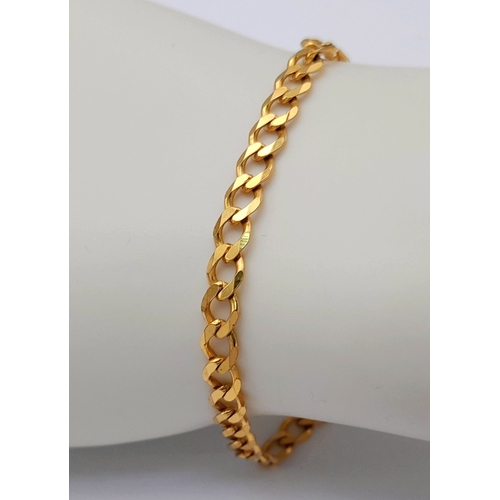 370 - A 9K Yellow Gold Flat Curb Link Bracelet. 19cm. 5.66g.
