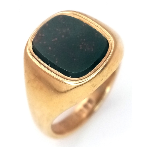 391 - A 9K Yellow Gold Bloodstone Signet Ring. Size K 1/2. 3.9g.