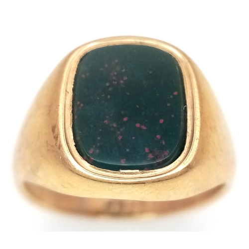 391 - A 9K Yellow Gold Bloodstone Signet Ring. Size K 1/2. 3.9g.