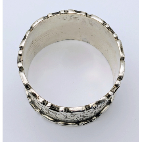 401 - An Antique Sterling Silver Napkin Ring with Leaf Engravings. Hallmarked Chester 1907. Weight 27.50g.... 