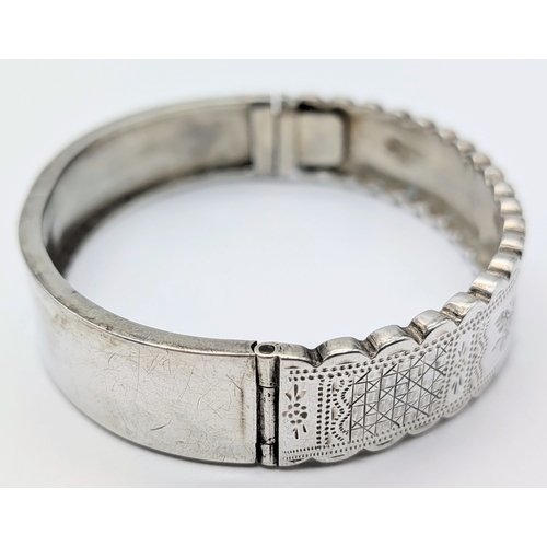 403 - A Vintage Sterling Silver Hinged Bangle Bracelet with a Detailed Engraved Foliage Pattern. Unhallmar... 