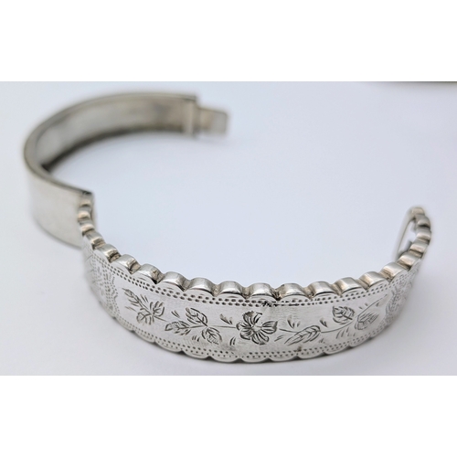 403 - A Vintage Sterling Silver Hinged Bangle Bracelet with a Detailed Engraved Foliage Pattern. Unhallmar... 