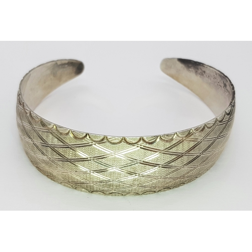 410 - A Sterling Silver Cuff Bracelet with Diamond Etched Pattern. Hallmarked 925. Weight 20.69gr. Please ... 